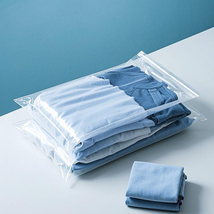 Sacs d'emballage <span class=keywords><strong>pour</strong></span> vêtements sur mesure à trois soudures latérales avec fermeture éclair coulissante et trou de suspension en polyéthylène - Product Image 1