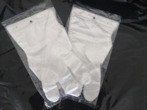 Gants <span class=keywords><strong>de</strong></span> <span class=keywords><strong>cuisine</strong></span> jetables <span class=keywords><strong>en</strong></span> <span class=keywords><strong>plastique</strong></span>, polyéthylène, pour la gestion des aliments - Product Image 4