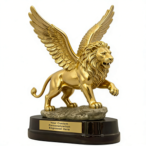 Scultura in Resina di Leone Alato Dorato Incisa su Misura, Statua Maestosa di Guardiano Reale con Leone Artigianale e Criniera Realistica - Product Image 1