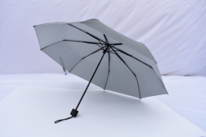 Parapluie manuel mini capsule avec logo, design pliable en trois sections, polyester 190T pour achats en gros et cadeaux promotionnels - Product Image 2