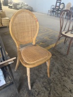 Chaise de salle de réception empilable en bois courbé avec dossier en rotin tressé à la main, élégante et ovale, pour hôtels et événements (vente en gros)
