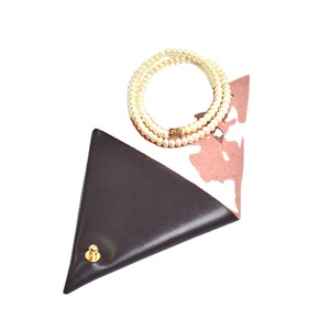 Pochette en cuir PU de petite taille avec logo en relief personnalisé, pochette à bijoux en cuir microfibre avec bouton - Product Image 1