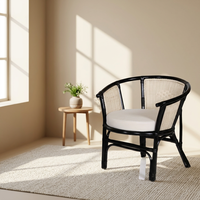 Fauteuil en rotin fait main élégant et raffiné, noir-naturel, pour salon, appartement, mobilier moderne au design minimaliste
