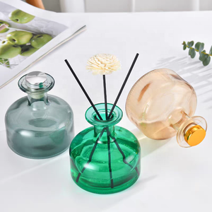 Vente en gros bouteille de <span class=keywords><strong>parfum</strong></span> vide en verre coloré simple rond vert <span class=keywords><strong>rouge</strong></span> gris 150ml - Product Image 3