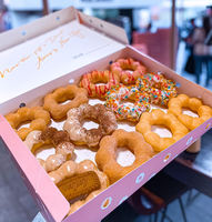 Boîtes en papier personnalisées pour pâtisseries, gâteaux, bonbons, beignets, sushis, à emporter, avec inserts, gaufrage, matériaux recyclés