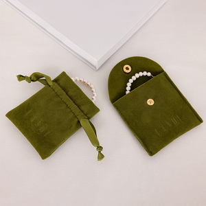 Sacs à bijoux en velours vert avec logo personnalisé, pochettes de rangement en forme d'enveloppe, petites mini pochettes en velours suédé pour bijoux, sacs cadeaux avec bouton - Product Image 5
