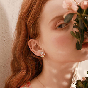Orecchini a Perno a Forma di Ape per Donne, Stile Minimalista Animale, Accessori di Moda per Uso Quotidiano - Product Image 4