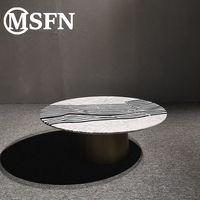 Table basse en marbre moderne et artistique, avec incrustation rayée noir-blanc et base en laiton brossé, mobilier de salon durable