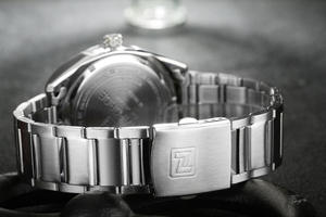 Reloj de Cuarzo de Lujo Ultrafino 9038 para Hombre, Correa de Acero Inoxidable Plateada, Esfera Luminosa, Resistente al Agua 30 bar, Botón de Presión - Product Image 3