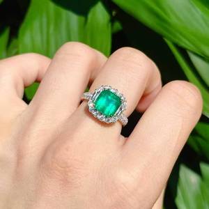 Anillo de Oro Blanco de 18K con Esmeralda Natural de Panjshir de 3.15ct Verde Intenso con Doble Halo y Detalles de Diamantes Sudafricanos para Mujer - Product Image 5