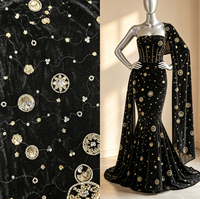Tissu en velours noir A047 avec broderie de sequins et perles à motif ondulé doré pour robes de soirée et jupes midi