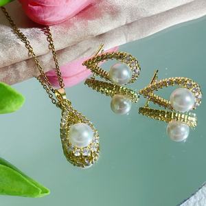 Parure collier boucles d'oreilles et perles en acier inoxydable plaqué or 18 carats Parure de bijoux de mode pour femmes - Product Image 2