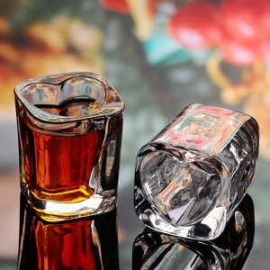 Gaya antik Eropa buatan tangan persegi tebal berbentuk hati kaca dengan bagian bawah yang dipertebal untuk penggunaan Bar cangkir grosir - Product Image 3