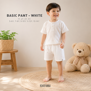 Pantalones casuales blancos y suaves diseñados con un ajuste cómodo y calidad premium para niños que disfrutan de un estilo de vida activo diario. - Product Image 1