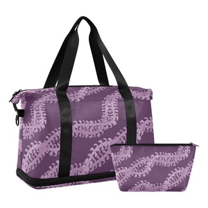 Sac de voyage pliable Aloha, sac de week-end, design hawaïen violet Puakenikeni Lei, sac de voyage personnalisé avec poche pour trolley - Product Image 1
