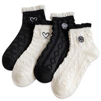 Chaussettes mi-mollet - Chaussettes à bulles brodées en noir et blanc sur le thème de l'amour pour l'automne et l'hiver