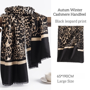 Sciarpe e Scialli Tradizionali con Nappe 2026 di Tendenza, <span class=keywords><strong>Elegante</strong></span> Sciarpa Nera con Stampa Leopardata per Donna - Vendita all'Ingrosso - Product Image 1
