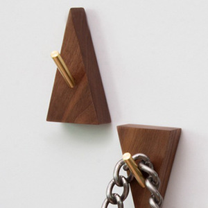 Petits crochets muraux en bois massif, porte-manteau en noyer noir et hêtre pour chambre à coucher, dressing, aucun perçage requis - Product Image 3