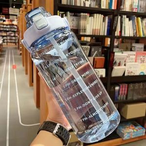 แก้วน้ำความจุมาก ปลอดสาร BPA ขนาด 2 ลิตร ครึ่งแกลลอน สำหรับออกกำลังกาย ฟิตเนส กีฬา ขวดน้ำพลาสติกใสพร้อมตัวบอกเวลาและหลอดดูด - Product Image 4