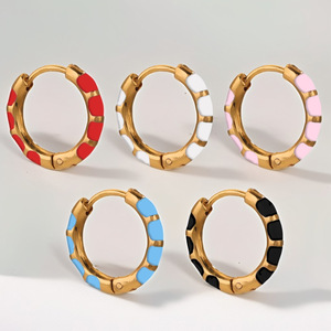 ต่างหูห่วงสแตนเลสสตีลเคลือบทอง 18K PVD สีสันหลากหลายสำหรับผู้หญิง |   กันน้ำ ป้องกันการแพ้ และไม่ซีดจาง - Product Image 2
