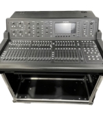 Console de mixage numérique Midas M32 LIVE 32 canaux utilisée pour les spectacles sur scène