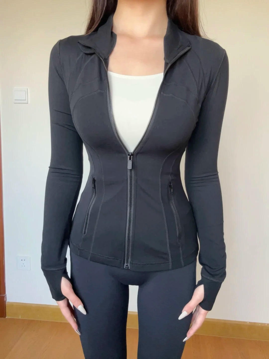 เสื้อแจ็คเก็ตคอตั้งสีดำ