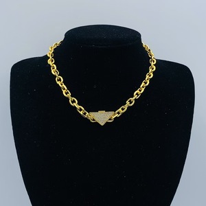 Collana di Gioielleria di Lusso Ispirata ai Marchi di Design, Placcata in Oro, in Acciaio Inossidabile con Pendente Triangolare e Lettera per Donna - Product Image 4