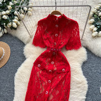 Robe midi élégante en dentelle rouge à col montant et manches courtes avec ceinture pour femme, idéale pour les fêtes et le quotidien