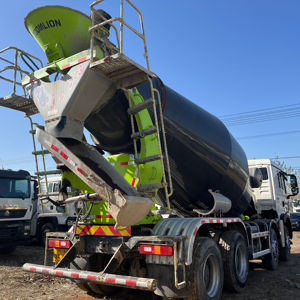 Camión Mezclador Sinotruk HOWO 8X4 de 8cbm en Venta, Camión Mezclador Howo - Product Image 4