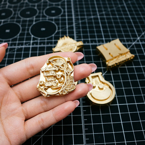 Molde de estampado en caliente de cobre para grabado en relieve de cuero genuino, con texto y logotipo personalizados, para uso doméstico, tamaño y estilo personalizables, 7 años de duración - Product Image 6