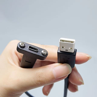 Câble USB industriel A vers Type C à montage sur panneau, double fixation par vis, extension USB-C femelle à bride, personnalisable en usine