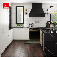 Armoires de cuisine modernes sur mesure Alland, style Shaker blanc et chêne avec îlot en quartz noir et poignées en laiton pour la décoration de la maison
