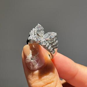 Anillo de Plata Pura S925 Wenchi con Mariposa Multifantom, Diseño de Alta Gama con Incrustaciones de Diamantes, Diseño Exclusivo, Ligero, Lujoso y Moderno - Product Image 1