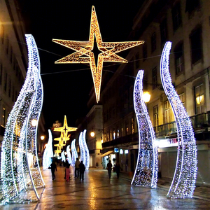 Las calles comerciales parecen más atractivas con luces repetidas en los arcos, diseñadas para rutas estacionales y multitudes nocturnas. - Product Image 1
