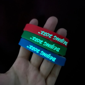Pulsera de goma de tinta brillante con logotipo personalizado barato pulsera de silicona luminosa de baloncesto deportivo para eventos - Product Image 1