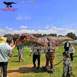El yapımı yetişkin gerçekçi yürüyüş dinozor kostüm ile