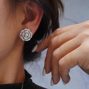 Orecchini a Perno con Fiore di Camelia, Eleganti Gioielli Lucidi per Donne, Accessorio Chic per Uso Quotidiano e Feste, Idea Regalo - Product Image 3