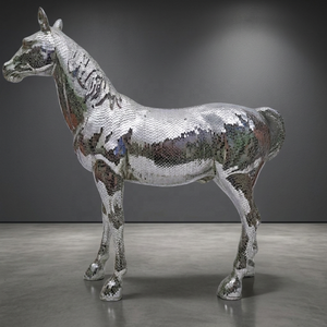Statue de gorille en résine moderne, argentée, à motifs pixel, réaliste, peinte à la main, de luxe, écologique, pour bureau et maison - Product Image 4