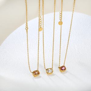 Collier pendentif carré en acier inoxydable plaqué or PVD 18 carats avec zircon blanc, rose et orange pour femme - Product Image 1