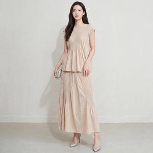 Ensemble plissé kaki clair uni PY Fashion Design pour femme, haut sans manches et jupe longue, décontracté et élégant, deux pièces, vente en gros de vêtements en vrac - Product Image 1