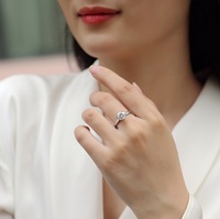 Classique Six Prong Solitaire Moissanite Bague de fiançailles en argent sterling 925 plaqué or 18 carats D couleur VVS Moissanite pour proposition