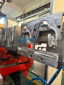 Machine de soufflage entièrement automatique pour bidons jerrycan de 20L et 25L en plastique HDPE, moulage par extrusion à double 3 couches - Product Image 2