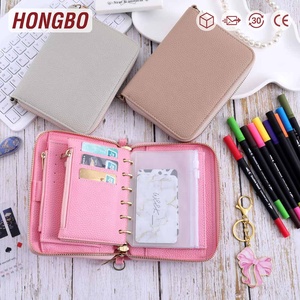 Coffret Cadeau Hongbo Papeterie/Bureau/École avec Portefeuille Zippy en Cuir Souple A7 7 Couleurs, Feuilles Volantes, Enveloppes à Monnaie, Marqueurs - Product Image 1