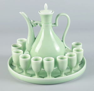 Ensemble de bouteilles à vin en céramique vert clair avec plateau et tasses, ensemble de service de bar moderne, décoration d'intérieur - Product Image 1