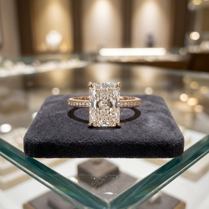 Anillo de Compromiso de Moissanita con Corte Radiante, Plata 925, Chapado en Oro, Engaste de Garras, Banda Pavé, Joyería Clásica de Lujo Unisex - Product Image 1