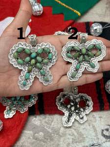 Exclusivo Colgante de Plata de Ley Hecho a Mano con Turquesa Kingman y Búfalo Blanco, Colección Navideña - Product Image 3