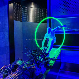 <span class=keywords><strong>Humanoïde</strong></span> Sculpture En Fiber De Verre Lampadaire Décoratif Salon Vent Lumineux Feu Anneaux Hôtel Statue Joueur Lampadaire - Product Image 2