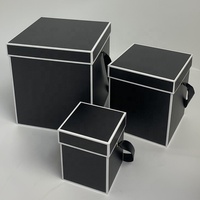 Scatola Regalo in Cartone Rigido di Lusso per Fiori, Confezione con Laminazione Lucida e Finiture Nere, Set Natalizio
