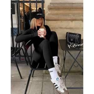 Conjunto de yoga personalizado para mujer de 2 piezas, chaqueta con cremallera de manga larga y leggings ajustados, ropa deportiva elástica de poliéster y spandex para gimnasio - Product Image 5