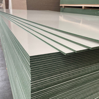 Fabricant de panneaux et planches MDF mélaminés à grain de bois 4x8 12mm-18mm, résistants à l'humidité, écologiques, de première qualité